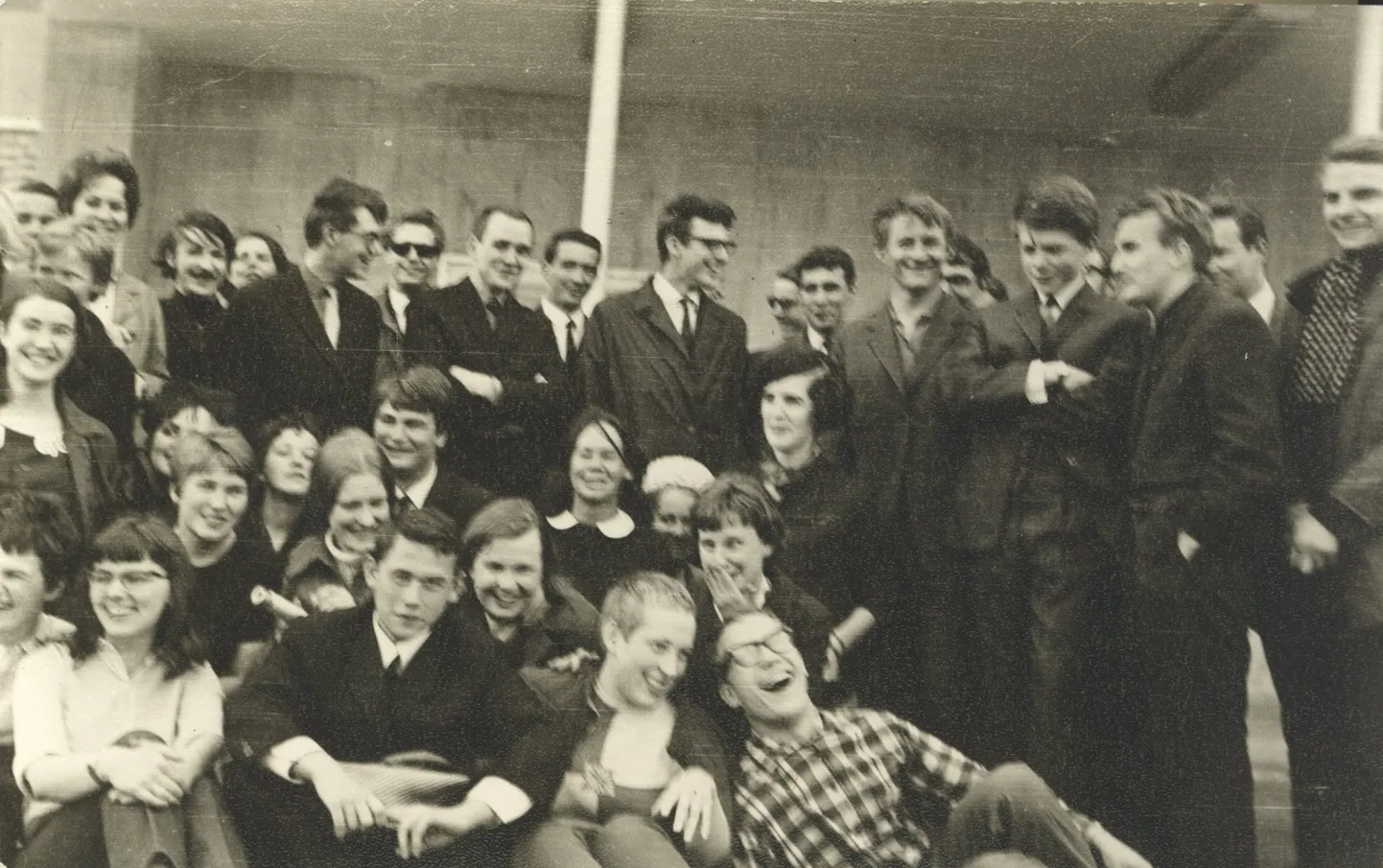 Üliõpilaste meeleavaldus Vanemuise teatri ees 1968 aastal seoses «Tuhkatriinumängu» väidetava keelamisega.