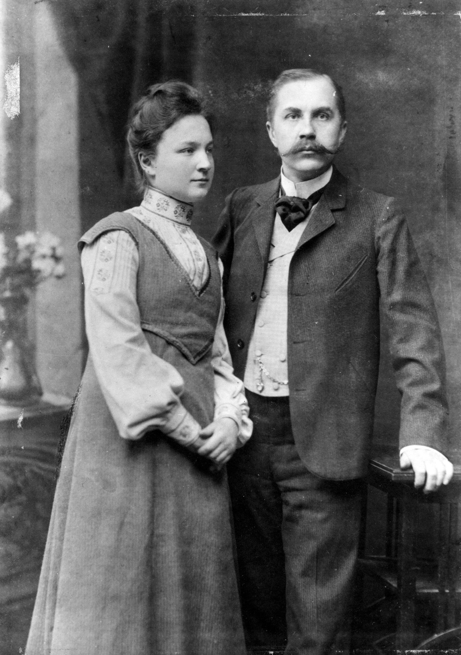Eduard Vilde koos elukaaslase Linda Jürmanniga.