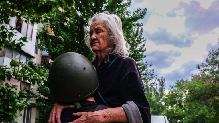 Доброволец помогает эвакуироваться слепой жительнице Северодонецка, 25 мая 2022 года