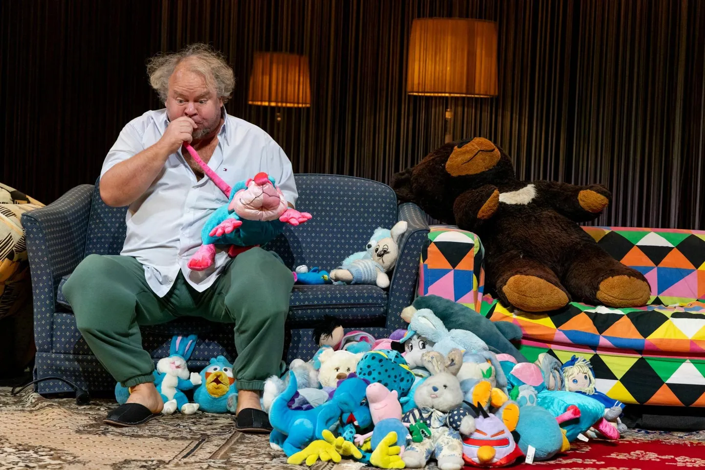 Teatritüki "Ükskord ühes paigas" osatäitja Ago Anderson jagab lava tuhandete kaisuloomadega.