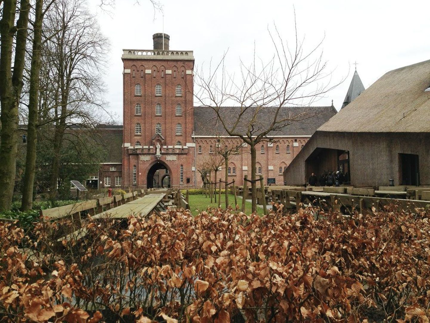 Märtsi lõpus pole kevad Koningshoeveni parki veel jõudmud. Paremal kloostrikõrts (proeflokaal).