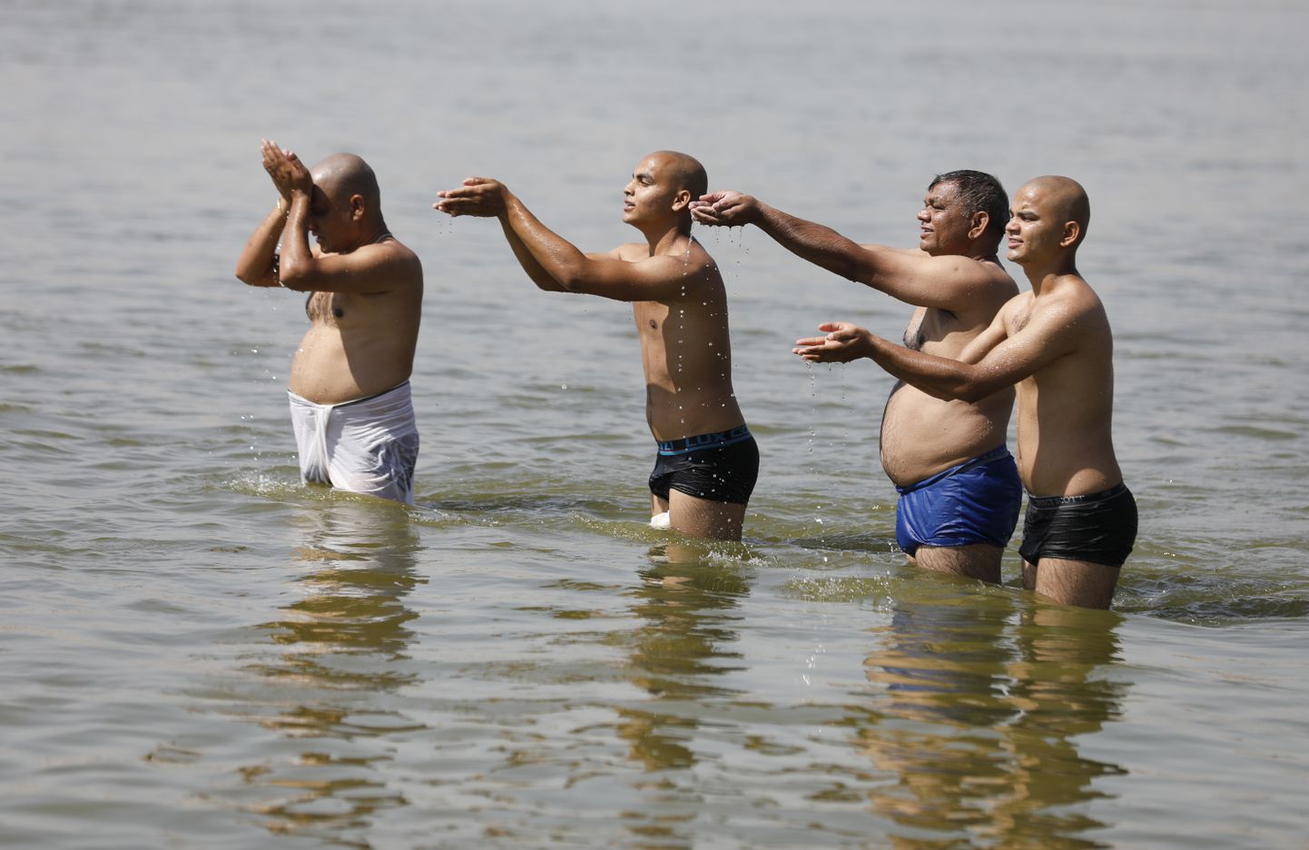 Koroonaohvri lähedased Gangeses rituaale sooritamas. Foto on illustreeriv.
