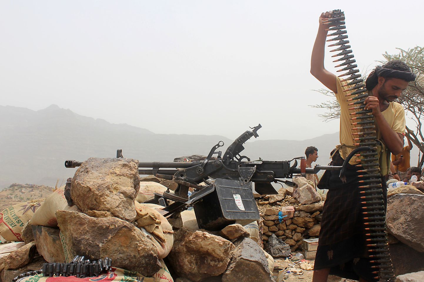 Jeemeni valitsusmeelne võitleja laadimas kuulipildujat.