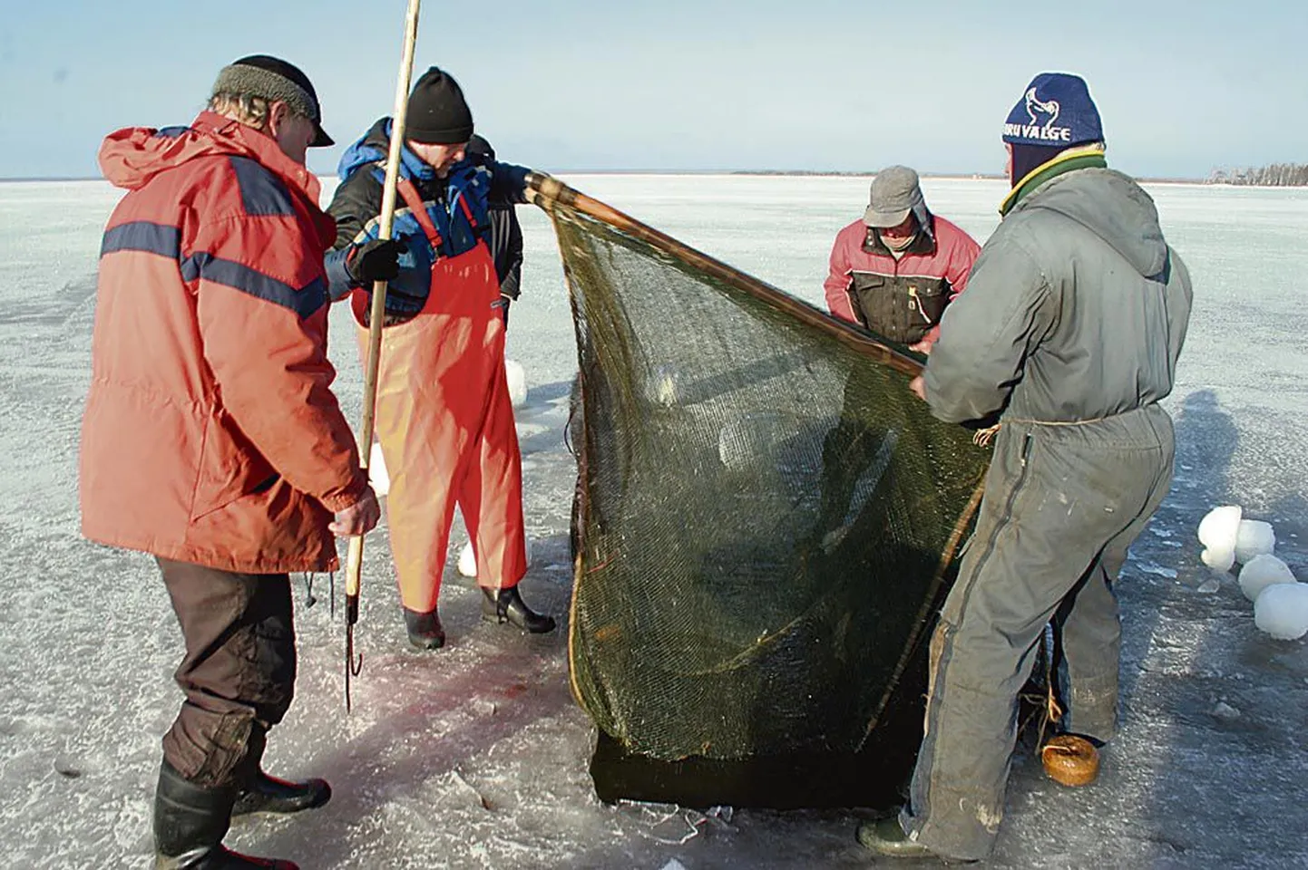 Varakevadine jääalune tindipüük nõuab kaluritelt oskusi ja julgust, mistap peaks see olema ettevõtmist väärt, kandma saaki ja andma tulu.