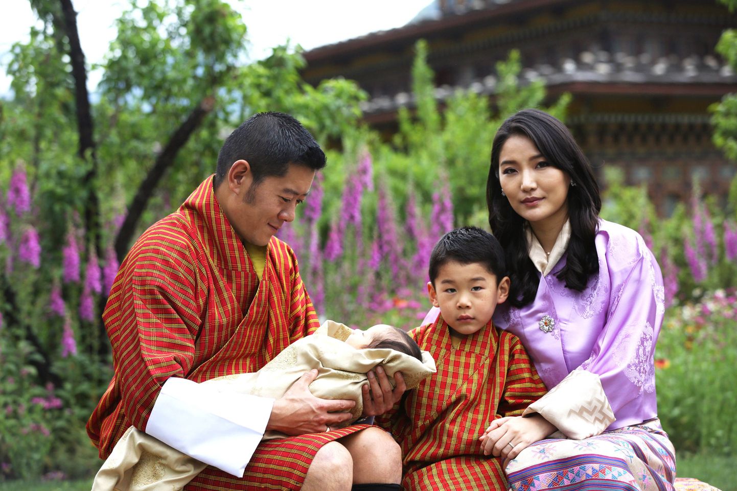 Bhutani kuninglik pere vasakult: kuningas Jigme Khesar Namgyel Wangchuck,isa süles  imikust prints Jigme Ugyen Wangchuck, kroonprints Gyalsey Jigme Namgyel ja kuninganna Jetsun Pema