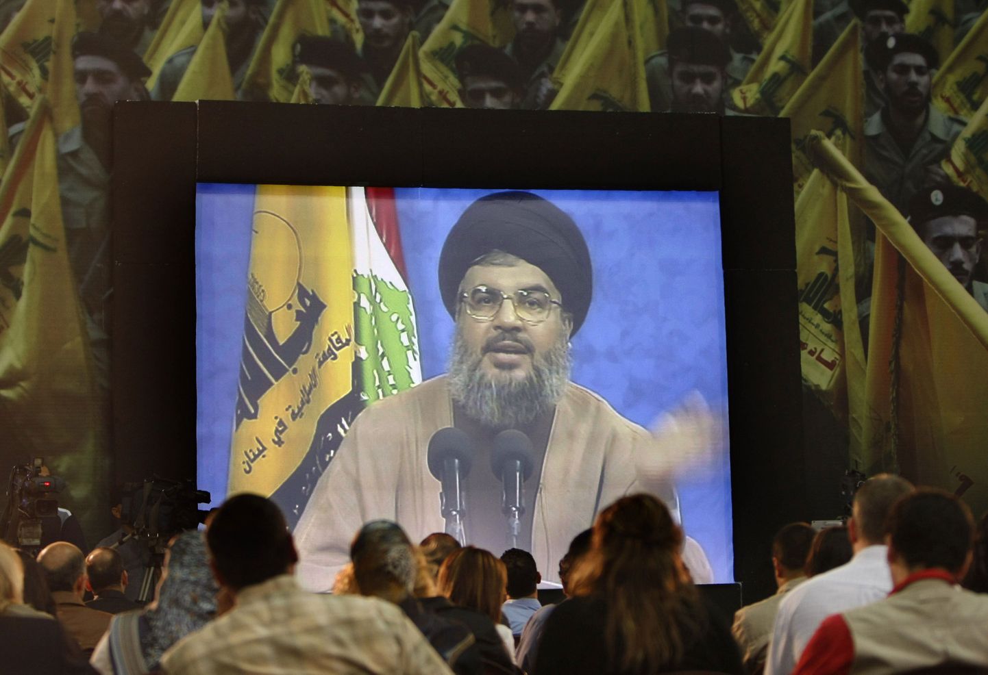 Inimesed jälgimas Hezbollah´ juhi Hassan Nasrallah kõnet, mida edastati Al-Manari telekanalis.