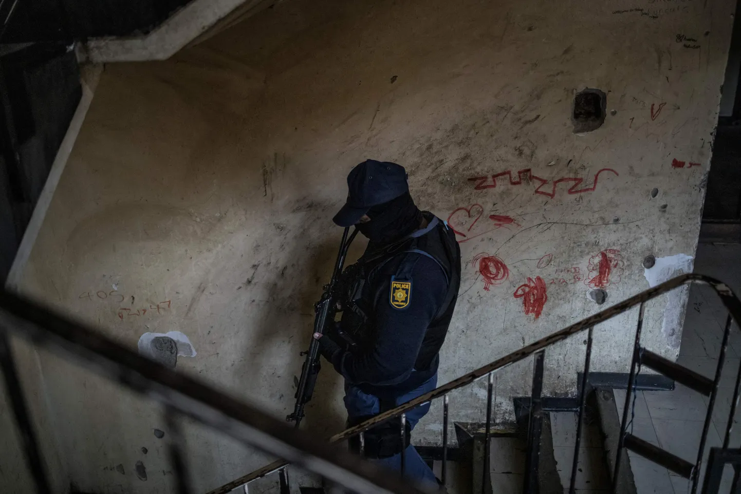 Lõuna-Aafrika Vabariigi politseijõudude esindaja Johannesburgis Hillbrow linnaosas. Foto ei ole antud looga otseselt seotud.