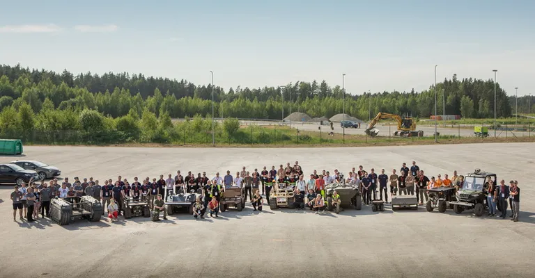 Grupipilt: kõik autonoomsed sõidukid ja neid saatvad meeskonnad on üles rivistatud.