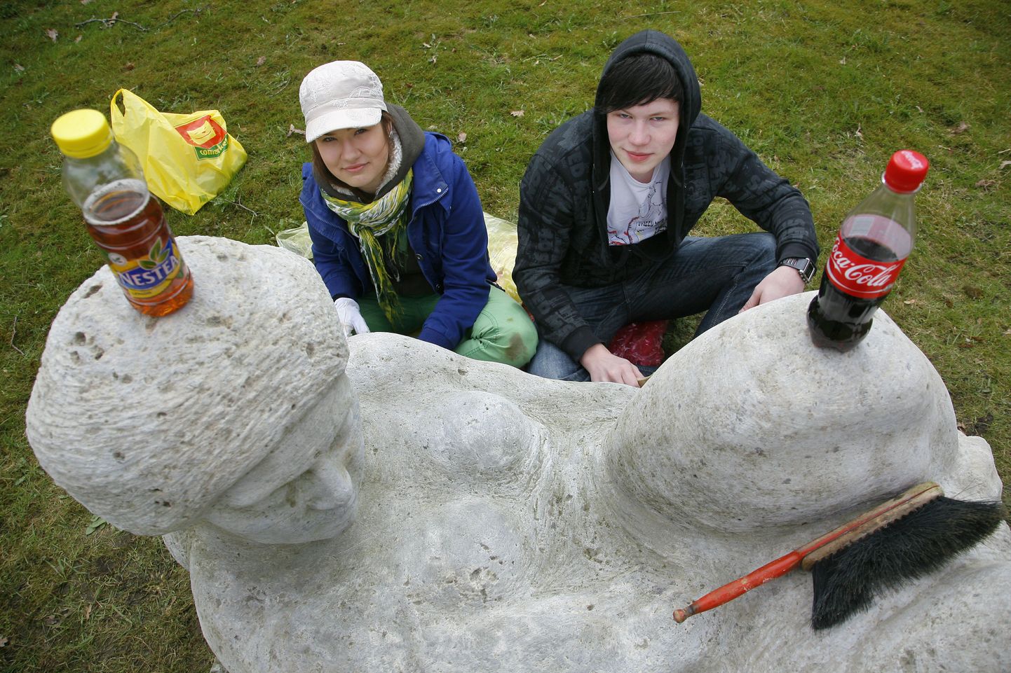 Skulptuurid Pärnu Rannapargis said talgupäeval puhtaks.