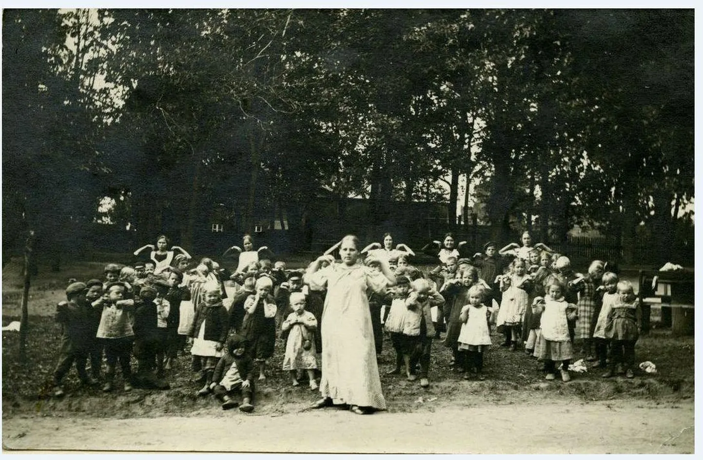 Tartu eesti lasteaia seltsi lasteaia lapsed pargis võimlemas. 1911. aastal tehtud pilt on vanim teadaolev fotojäädvustus Eesti esimesest rahvuslikust lasteaiast.