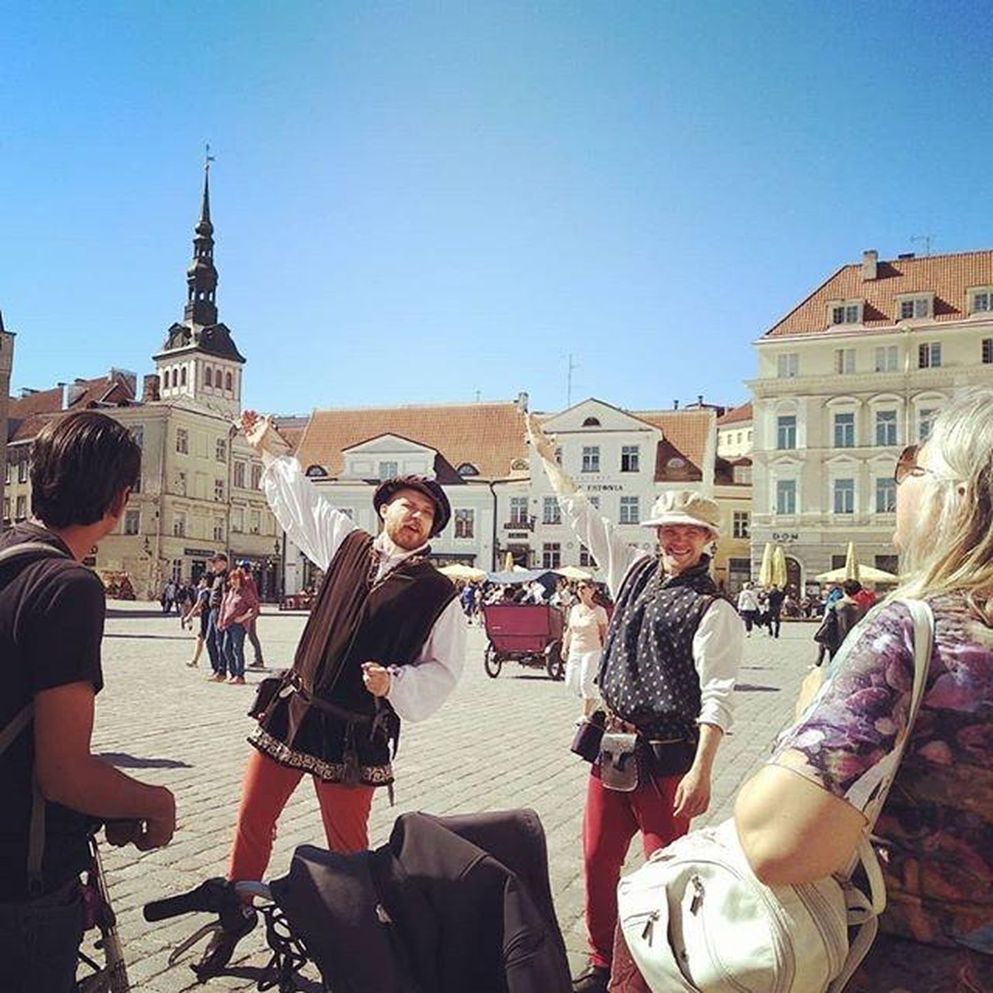 Ivar Pusmann ja Kaupo Rebane näitavad turistidele keskaegset Tallinna vanalinna.