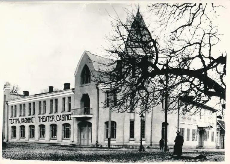 Riia ja Pepleri tänava nurk umbes 1941–1944. Majal paistab reklaamsilt Theater «Casino». Hoone oli tuntud hotellina Liivimaa.