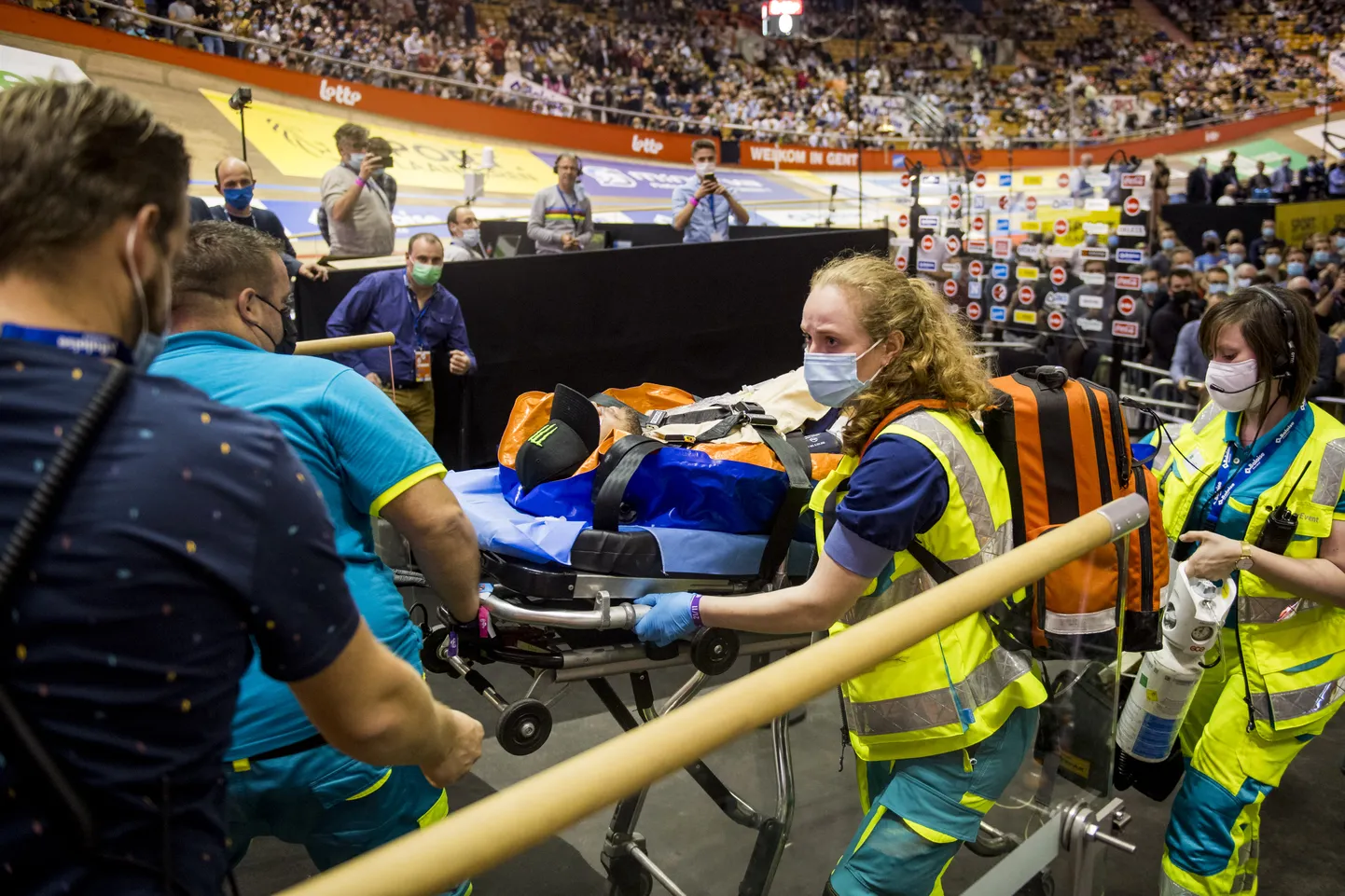 Mark Cavendish lahkus võistluspaigast kanderaamil.