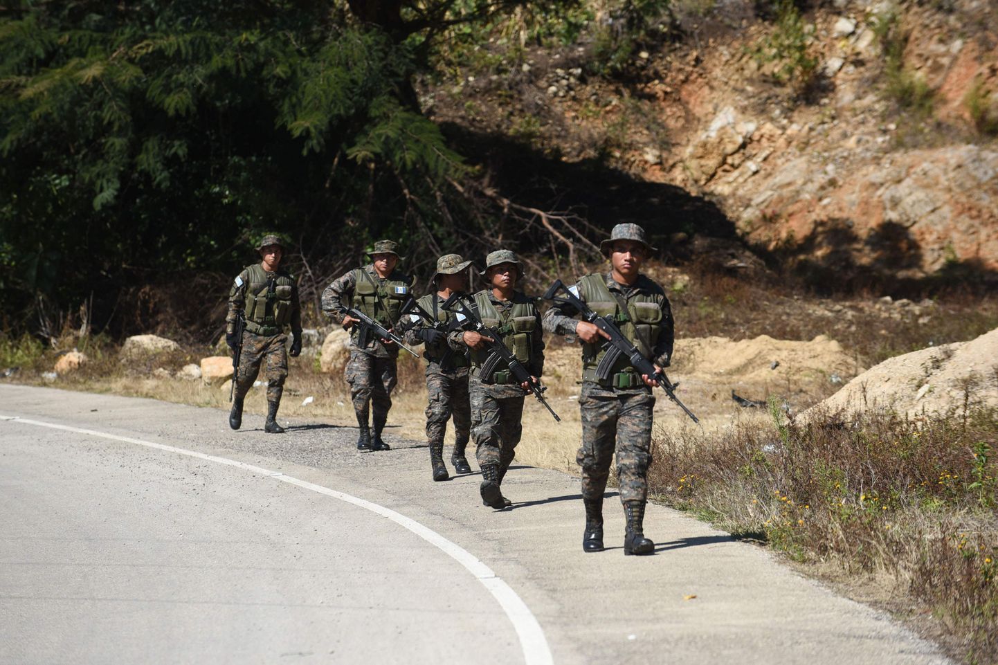 Guatemala sõdurid Mehhiko piiri lähedal asuval teel.