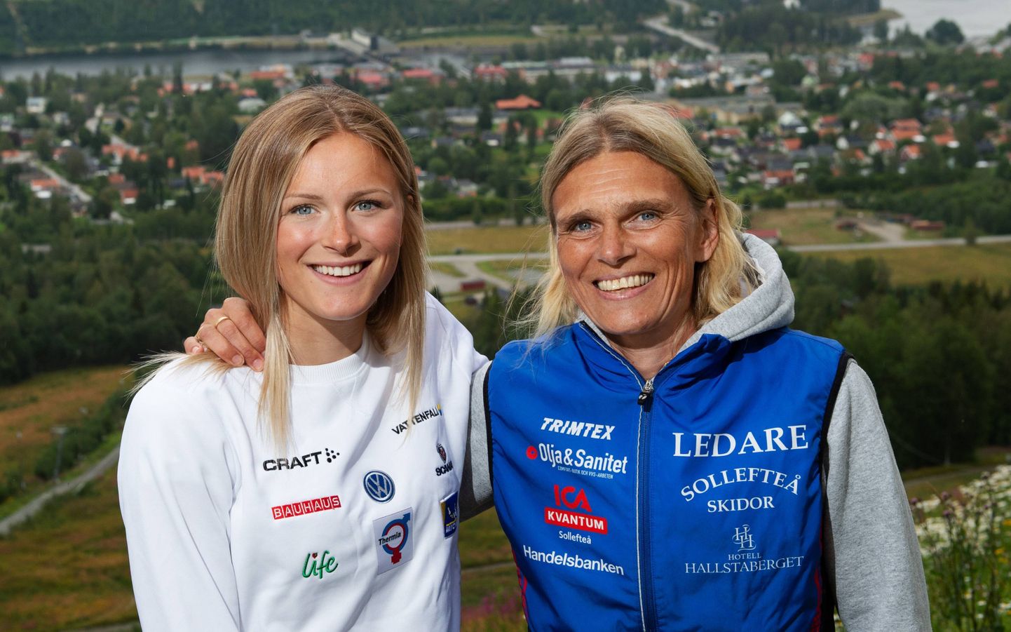 Frida Karlsson (vasakul) koos mänedžerist emaga.