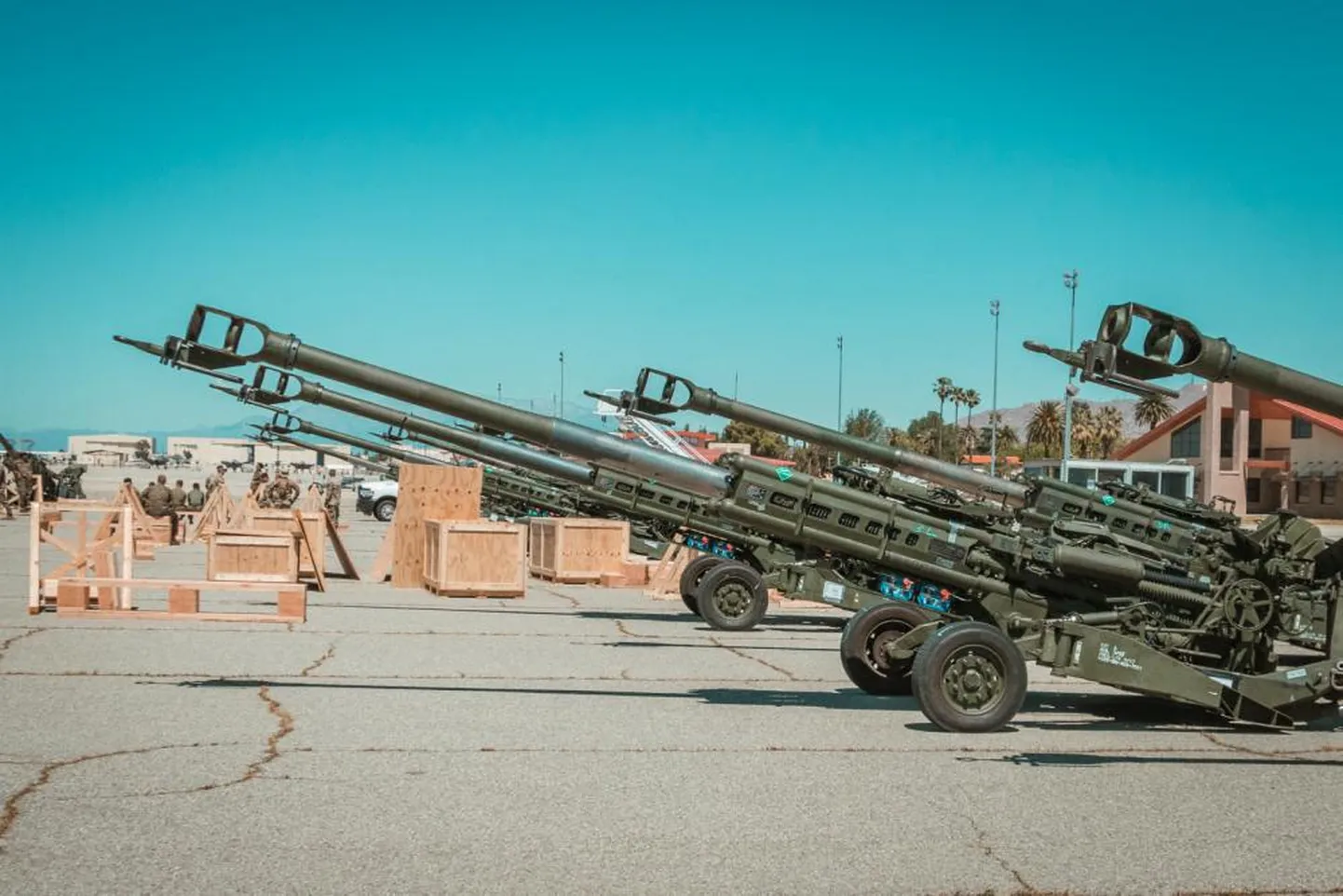 USA merejalaväe haubitsad M777 Californias Marchi õhujõudude baasis. Foto on tehtud 27. aprillil 2022