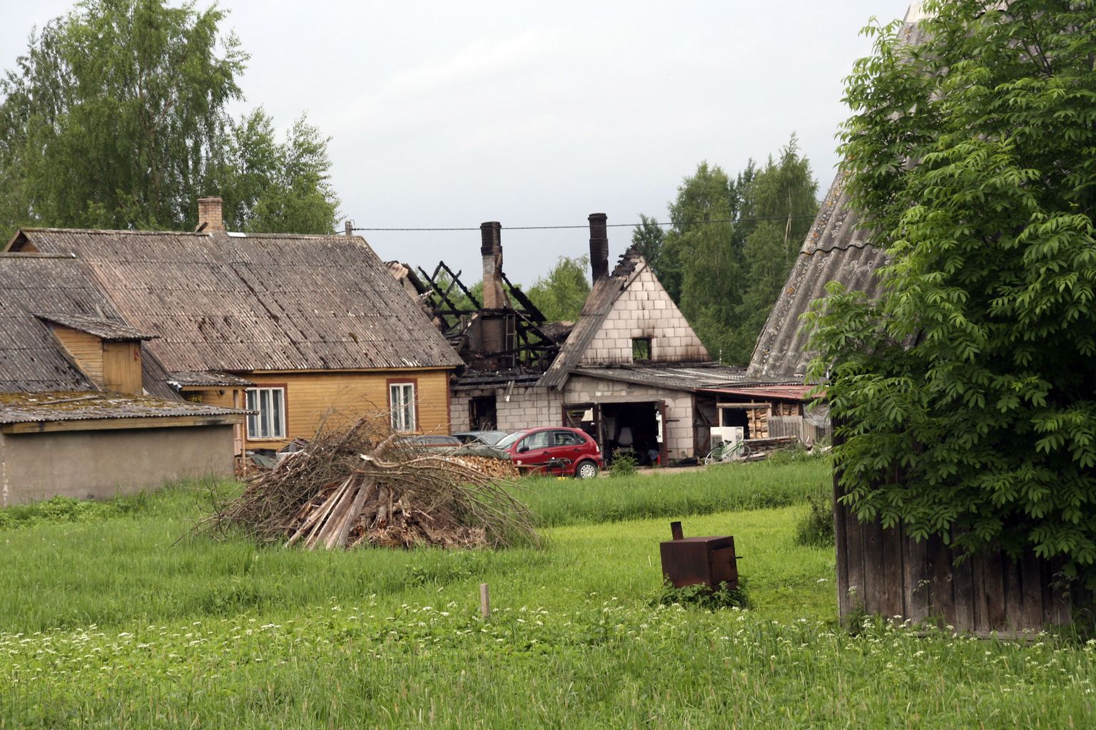 Kahekorruselise elumaja jäänused Jõgevamaal Kasepää vallas Kükital. Maja põles ööl vastu 8. juunit ning selles hukkusid seal maganud mees ja laps.