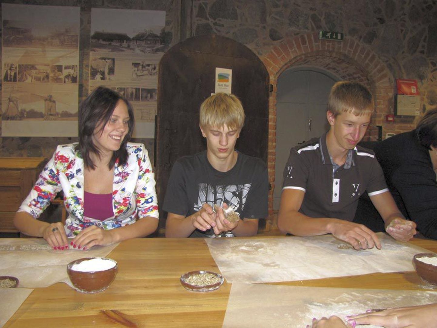 Monika Kihuoja, Stepan Smirnov ja Jaroslav Markov voolisid Olustvere leivakojas igaüks omamoodi leivakaku.