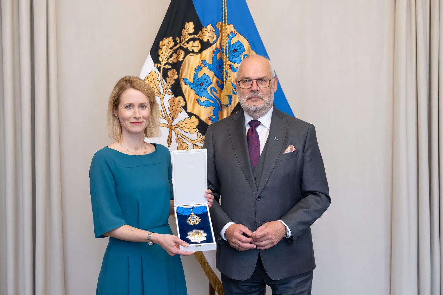 President Karis andis Kaja Kallasele üle riikliku teenetemärgi.