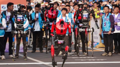 VIDEO ⟩ Pekingi poolmaratoni võitis rekordilise ajaga robot