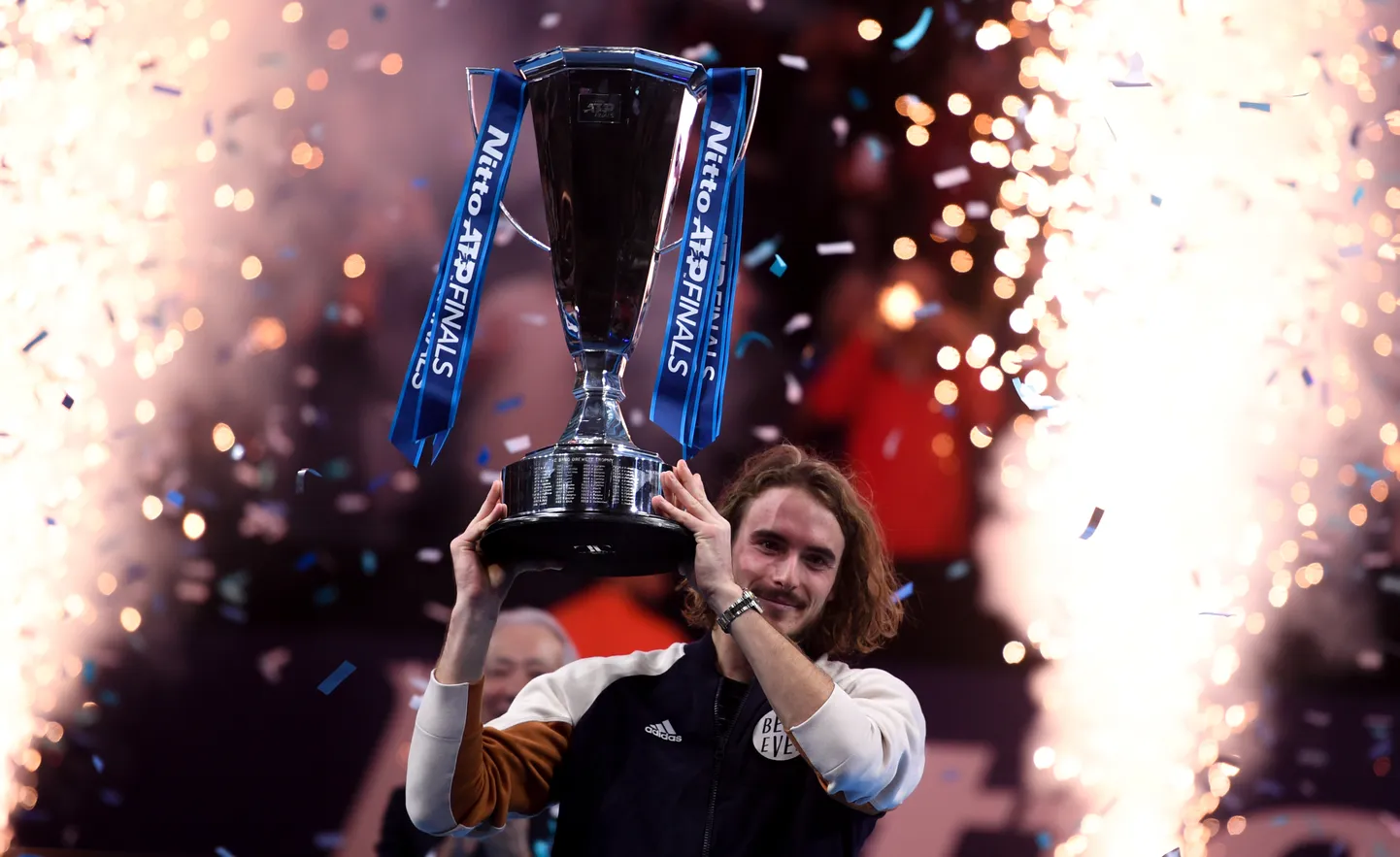 Kreeklane Stefanos Tsitsipas sai pühapäeval Londonis ATP aastalõputurniiri võidukarika pea kohale tõsta.