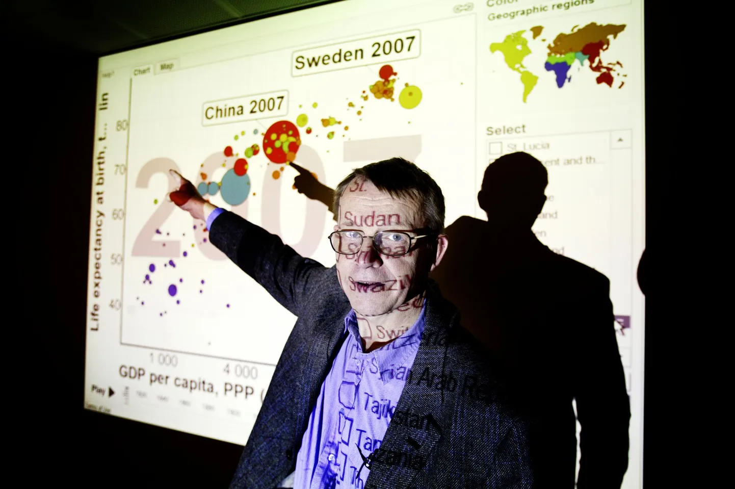Hans Rosling (1948–2017) oli Rootsi akadeemik, pikalt arstina praktiseerinud meditsiiniteadlane ja statistik ning väga menukas teadusele ja andmetele tuginemise populariseerija.