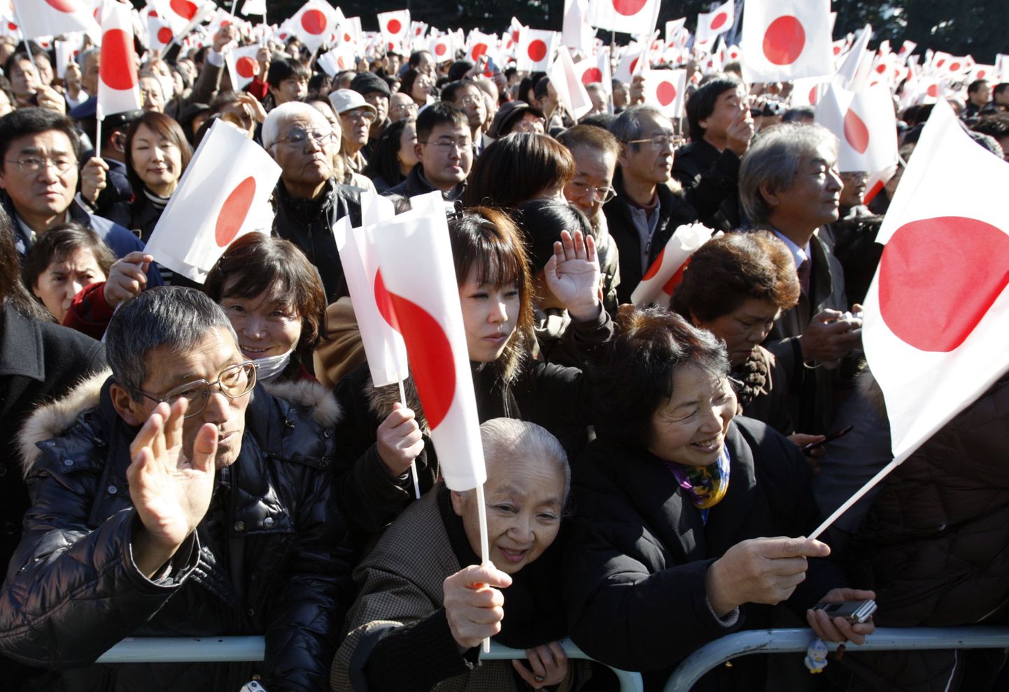 Jaapani keisripalee ette kogunes tuhandeid inimesi.