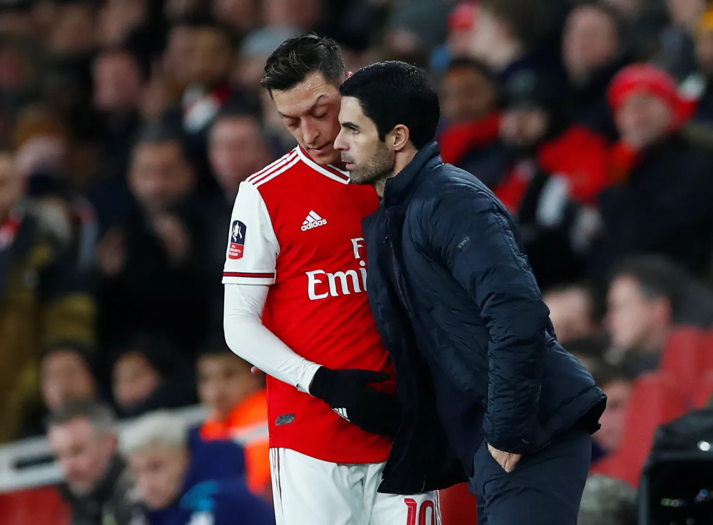 Mesut Özil (vasakul) ja Londoni Arsenali peatreener Mikel Arteta.