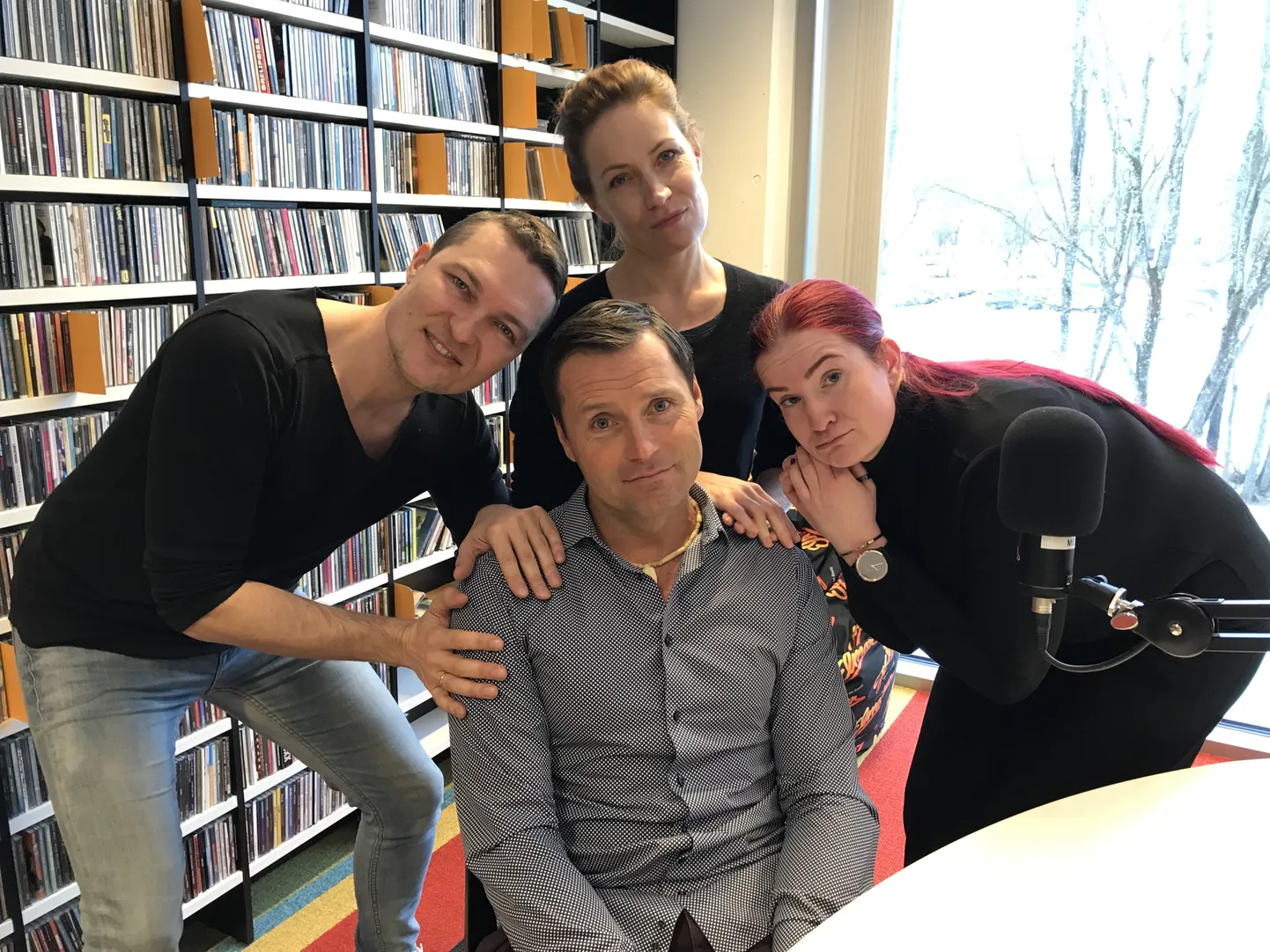 Piret Laurimaa ja Veikko Täär Elmari saatejuhtidega