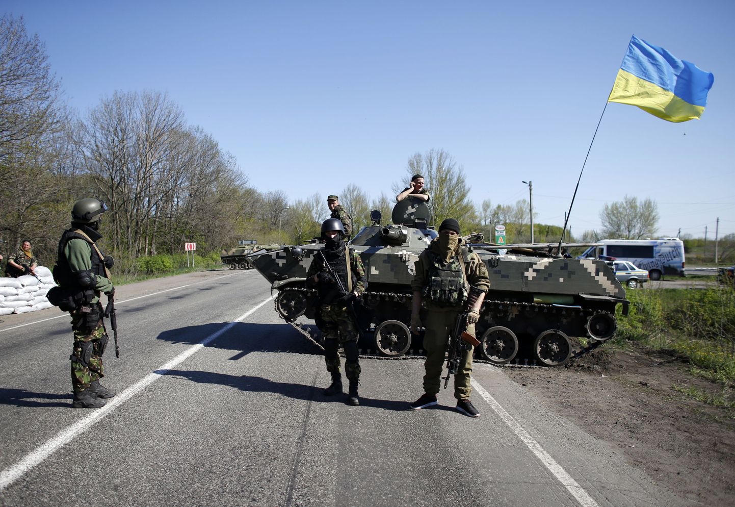 Ukraina sõdurid seisavad soomuki ees Slovjanskist idas asuvas Malinivka külas.