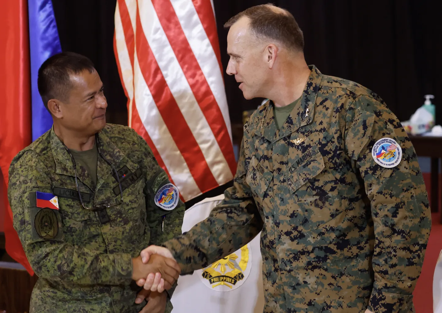 Filipiinide armee kindralmajor Marvin Licudine (vasakul) ja USA merejalaväe kindralmajor Eric Austin Filipiinidel Quezon Citys 11. aprill 2023.