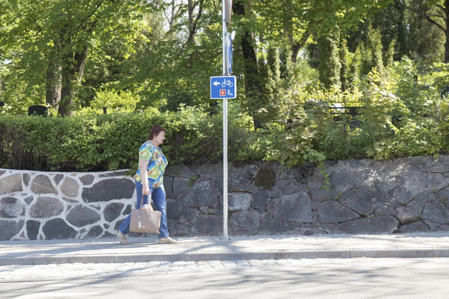 Koht, kus müüri uuendamise raha otsa lõppes, on möödujatele hästi näha. Suve jooksul loodab linn ka uuendamata jäänud müürijupi korda teha.
