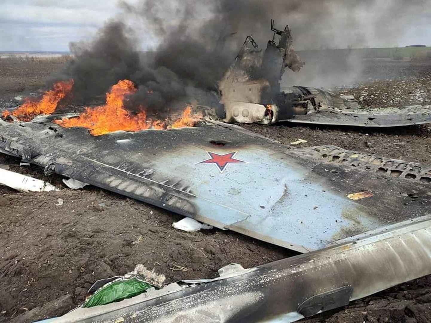 Reaktīvais iznīcinātājs Su-35, ko ukraiņu spēki notrieca aprīlī. Ilustratīvs attēls.