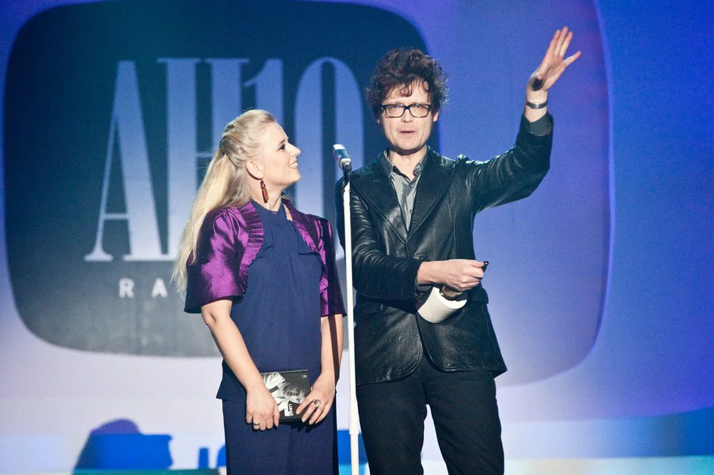 R2 Aastahitt 2010 gala 05.01.11 lava ees ja lava taga - Ingrid Peek ja Tõnu Pedaru