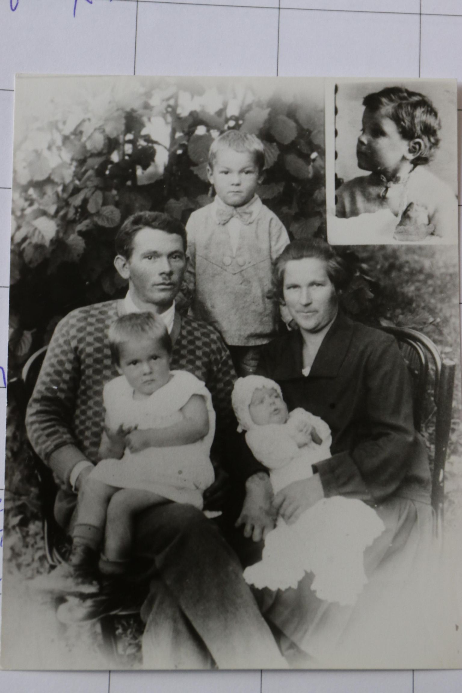 Kaukaasias asunud Uus-Eesti küla puusepp Osvald Kevvai 1930ndate algul tehtud fotol koos abikaasa ja lastega. Venemaa eestlaste ohvrinimekirja järgi arreteeris Nõukogude julgeolekuteenistus NKVD ta 29. juulil 1938. aastal. Kaks kuud hiljem mõisteti 37-aastane Osvald surma ja oktoobris lasti ta Krasnodaris maha. Täiesti absurdse süüdistuse järgi kuulus ta alates 1934. aastast «Eesti natsionalistlikkusse ja kontrrevolutsioonilisse diversiooni-spionaaži terroristlikkusse organisatsiooni». NKVD arreteeris Osvaldiga koos Uus-Eesti külas ja selle kõrval asunud väiksemas eestlaste külas Banatovis vähemalt 102 meest ja ühe naise. Ära viidi sisuliselt veerand kahe küla elanikest. Neist vähemalt 99 hukati või peksti surnuks sama aasta oktoobris Krasnodaris, kuid nende pered elasid teadmatuses oma meeste ja isade saatuse kohta kuni 1950ndate lõpuni. Vaid neljal mehel õnnestus hiljem oma perekonnaga sidet luua ja vaid kaks meest jõudsid tagasi kodukülla. 