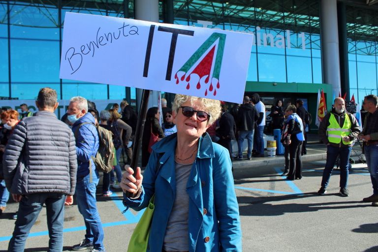 Alitalia poolt vallandatud töötajad protestid Rooma Fiumicino lennujaamas.