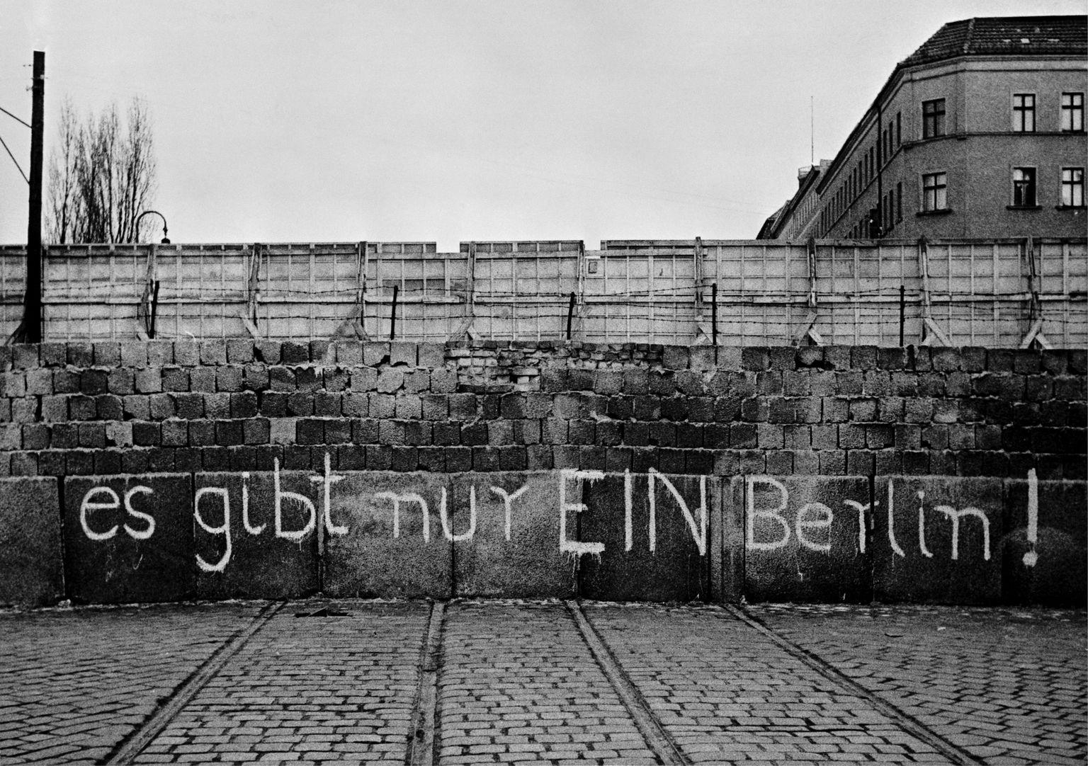 Berliini müür 1962. aastal. Grafitil on kirjas: "On ainult üks Berliin!"