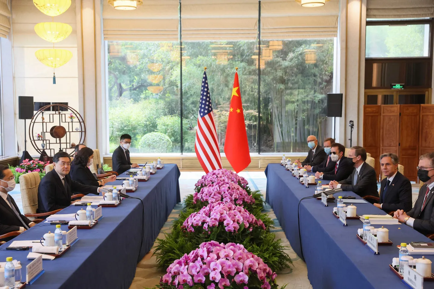 USA välisminister Antony Blinken (paremalt teine) ja tema Hiina ametivend Qin Gang (vasakult teine) kohtusid Pekingis Diaoyutai aedades asuvas riiklikus külalistemajas.