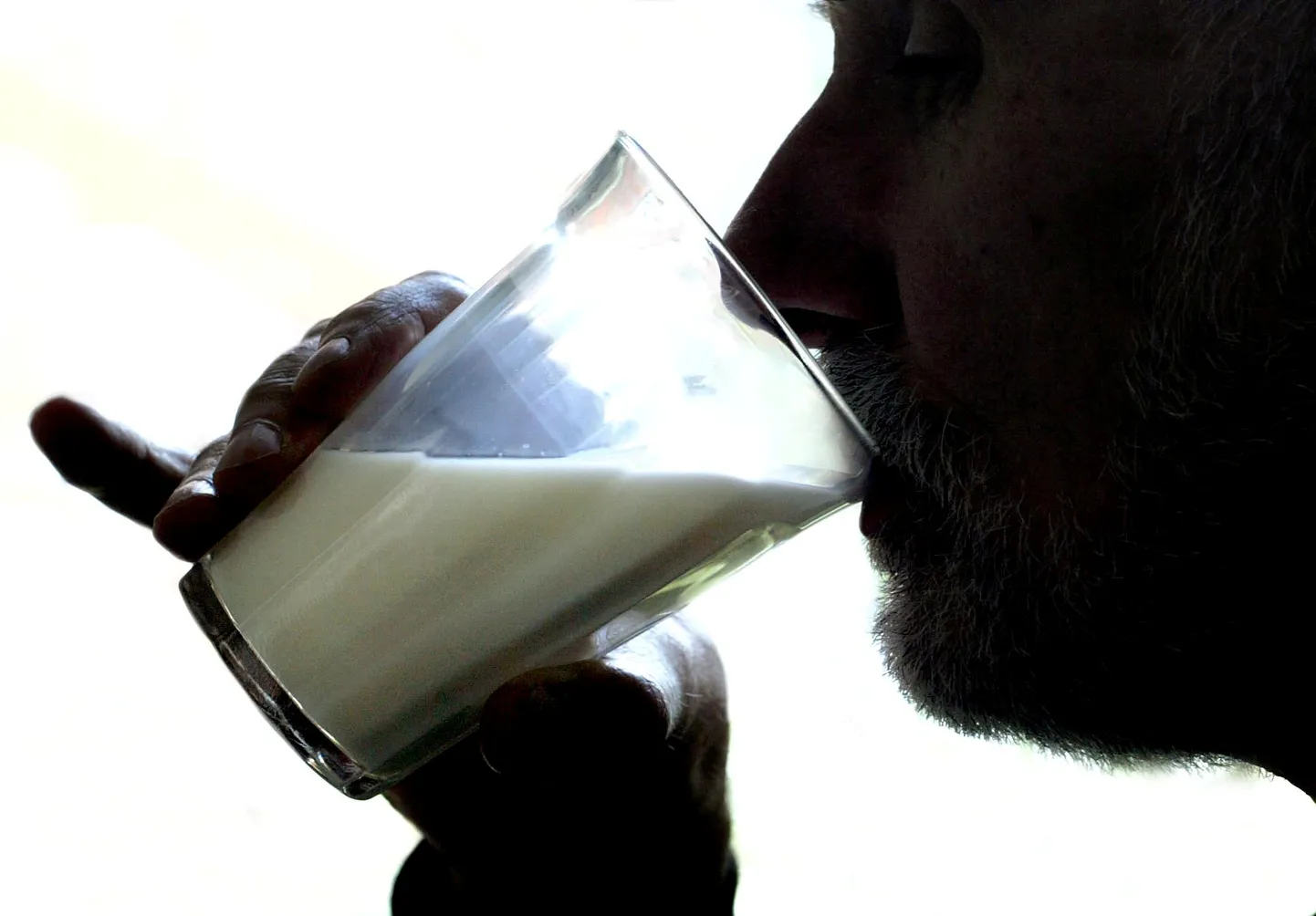 Мужчина пьет молоко. Фото носит иллюстративный характер.