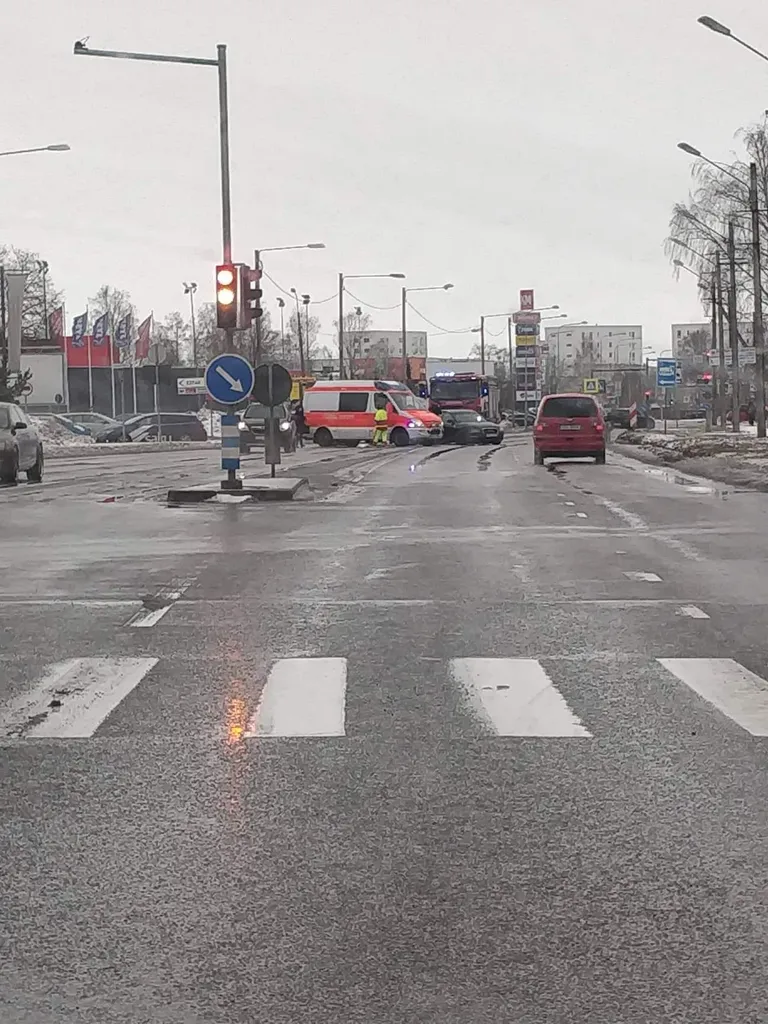 Pärnus Papiniidu tänaval põrkas kokku kaks sõiduautot.