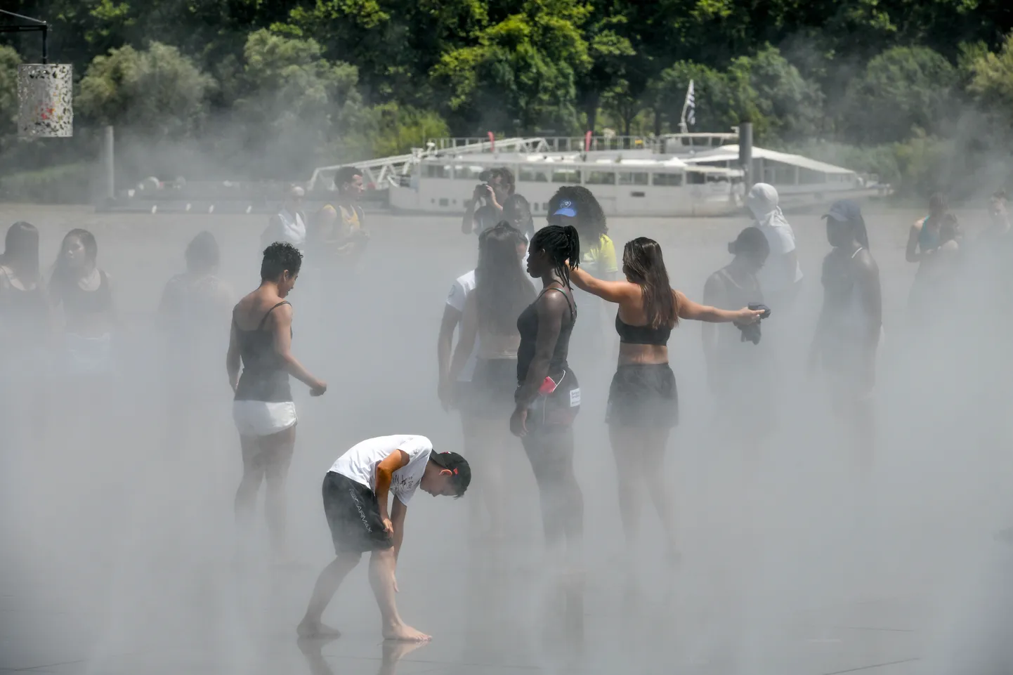 Inimesed Prantsusmaal Bordeaux' linnas kuuma eest leevendust leidmas.