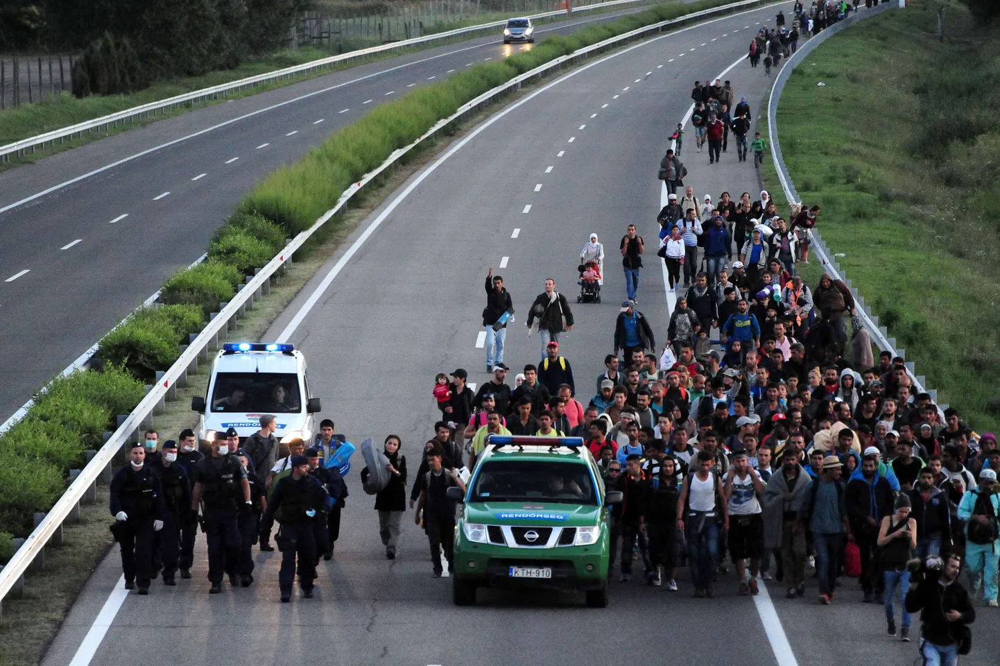 Migrandid M5 kiirteel teel Budapesti.