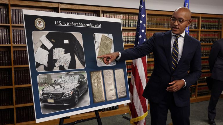 Прокуроры показали журналистам доказательства обвинений против Менендеса: деньги, золотые слитки и дорогой автомобиль.