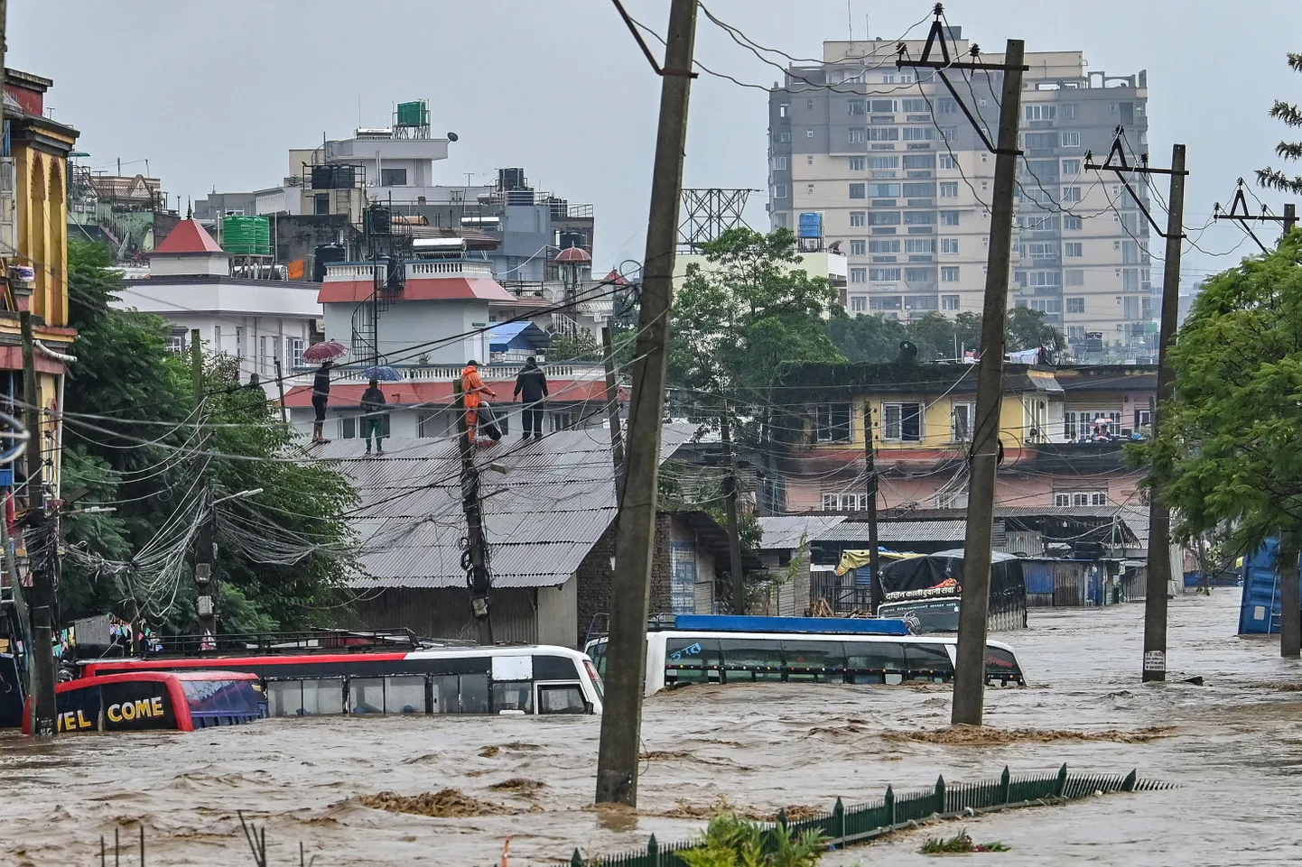 Nepali pealinna Katmandu üleujutatud tänav.
