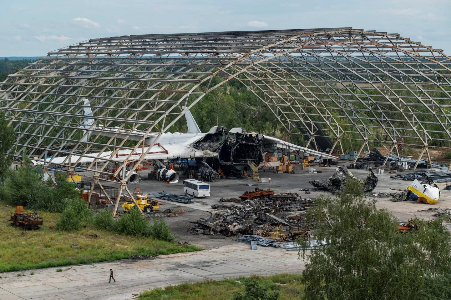 Venelaste rünnaku tagajärel sai kahjustada ka mitu Hostomeli lennuvälja angaari. Peaaegu täielikult hävines ka transpordilennuk Antonov An-225 Mrija.