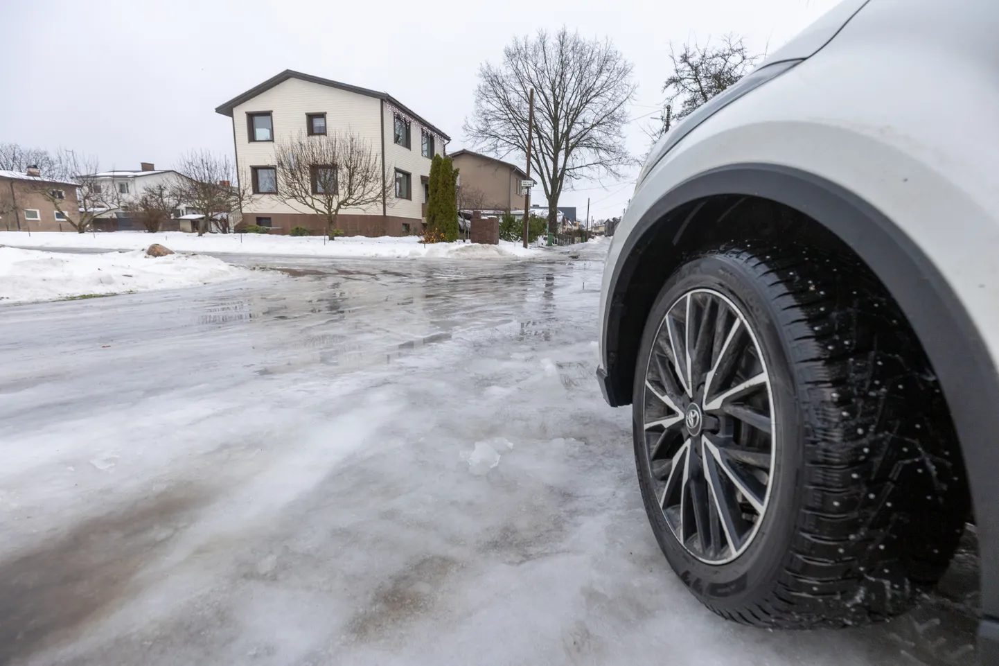 Suvalisel libedal teel autot külglibisemisse lasta ei tohi. Driftimiseks tuleks rajada spetsiaalne koht.