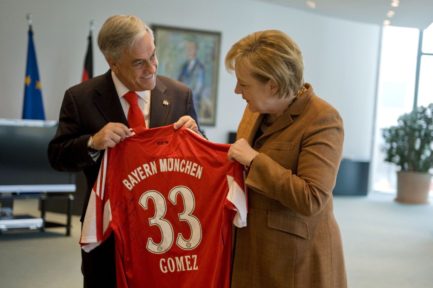Möödunud nädalal Saksamaad külastades kohtus Tšiili president Sebastian Pinera ka liidukantsler Angela Merkeliga, kes kinkis talle Müncheni Bayerni mängija Mario Gomezi autogrammiga särgi.