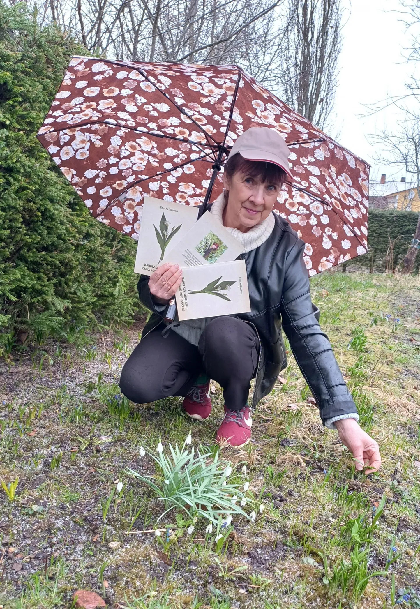 Ene Arikainen oma koduaias asuva karulaugupeenra juures