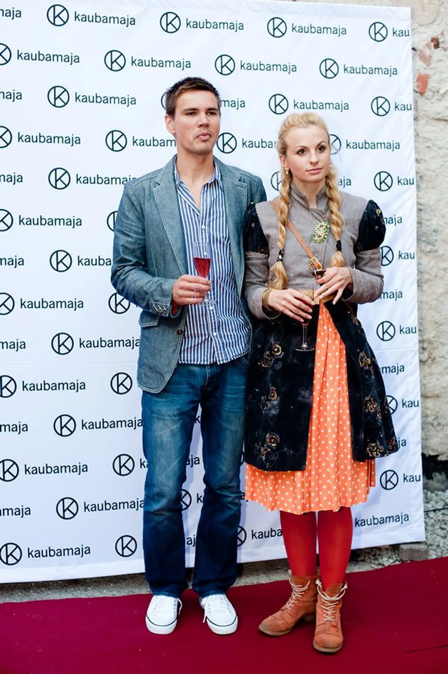 Kaubamaja ajakirja Hooaeg 10. sünnipäev Hoovis  04.09.12
Elina Pähklimägi koos peikaga