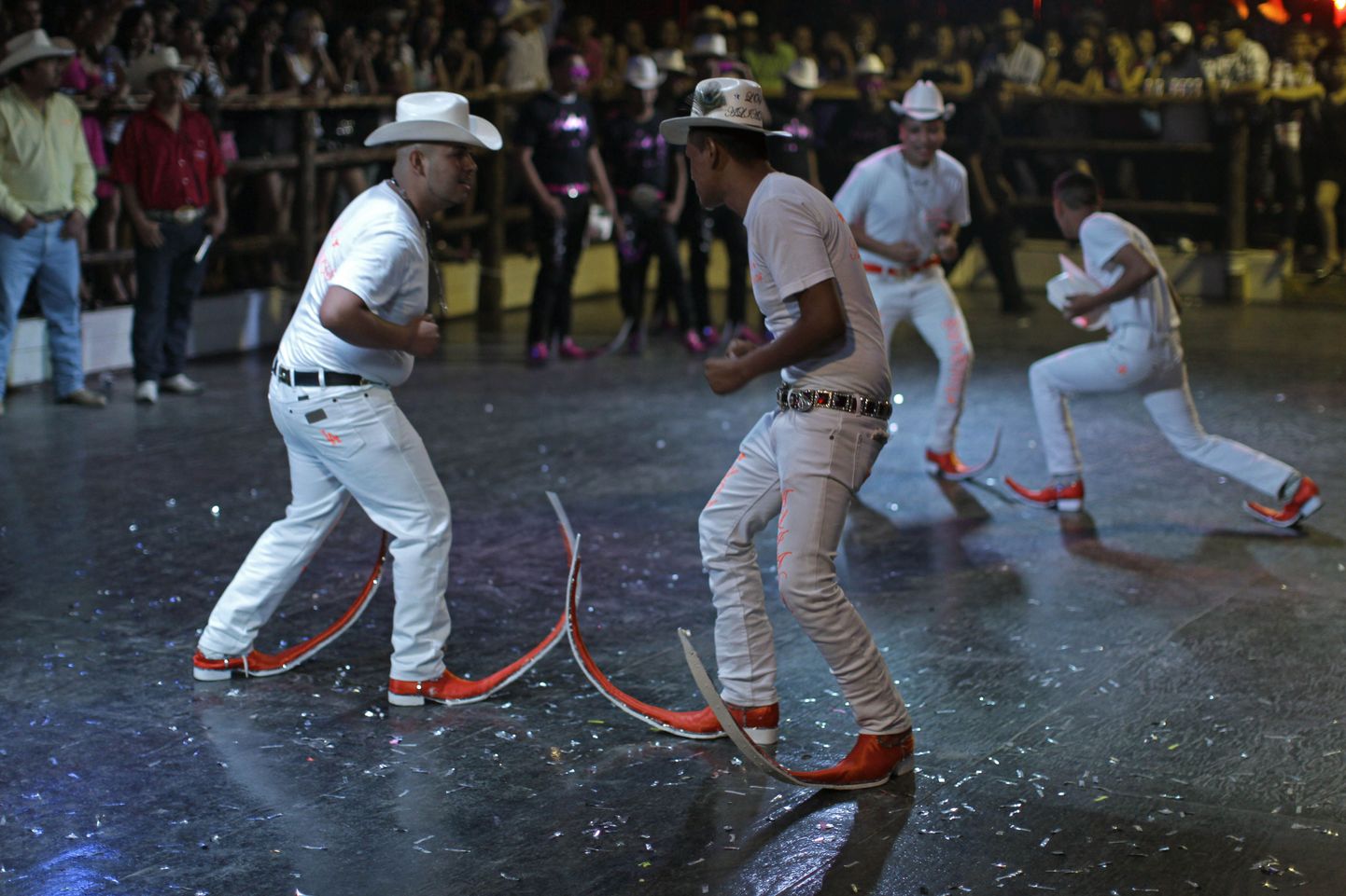 Pikaninaliste saabastega tantsijad Matehuala Mesquit Rodeo ööklubis